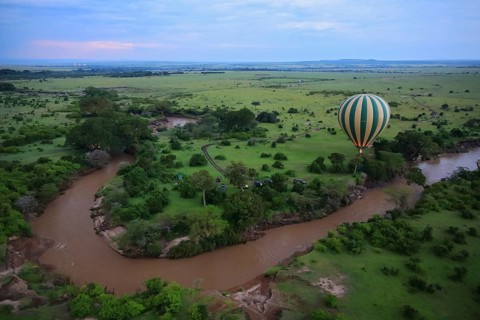 Hot air balloon over Mara River