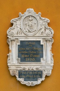 Commemorative plaque on the Lenbachhaus