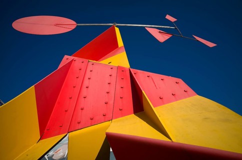 Sculpture crinkly avec disque rouge by Alexander Calder