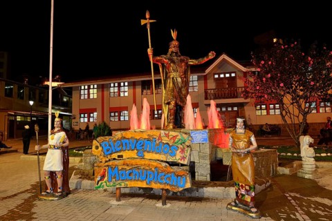 Fountain with monument of the Inca Pachacutec at night