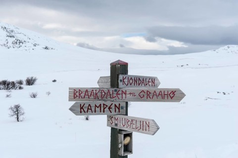 Sign with signposts for hikers in winter