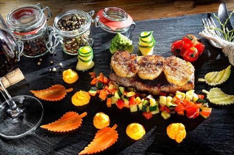 Rump steak with crust and vegetables
