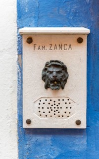 Doorbell in the shape of a lion