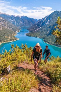 Two hikers hiking at Plansee