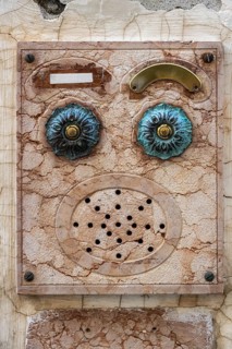 Doorbell sign on a house wall