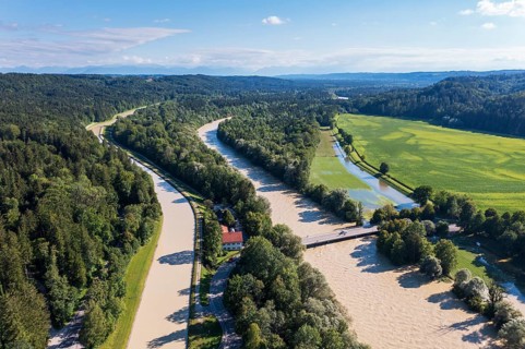 Isarwerkkanal and bridge over Isar at high water