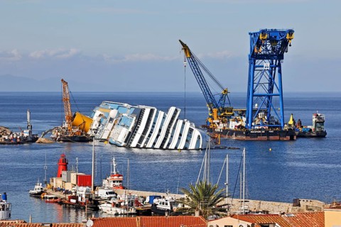 Salvage work on wrecked cruise ship