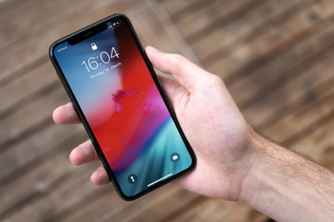 Hand haelt iPhone 11 Pro mit Lockscreen
