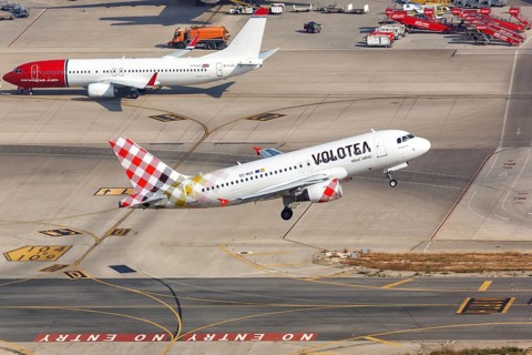 A Volotea Airbus A319 with the registration EC-MUX takes off from the airport in Palma de Majorca