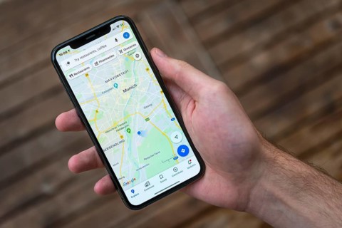 Hand haelt iPhone 11 Pro mit Google Maps App