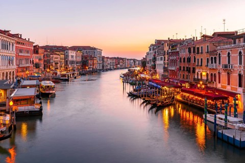 Evening atmosphere at the Grand Canal at the Rialto Bridge