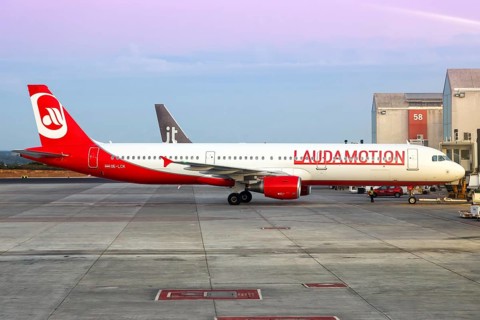 A Laudamotion Airbus A321 with the registration number OE-LCK at the airport in Palma de Majorca