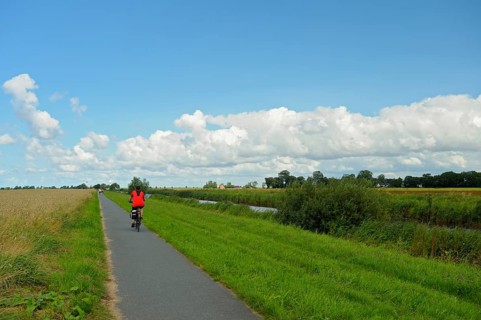Cycle path along the Hadelner Canal