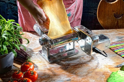 Pasta machine with fresh pasta dough