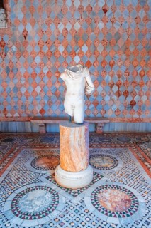 Mosaic and statue in marble at Ca' d'Oro Palace