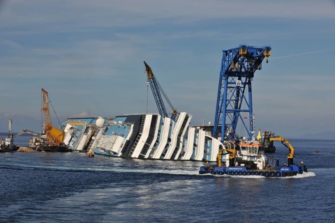 Salvage work on wrecked cruise ship