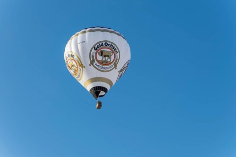 A moving hot air balloon during the Montgolfiade 2020 in Bad Wiessee