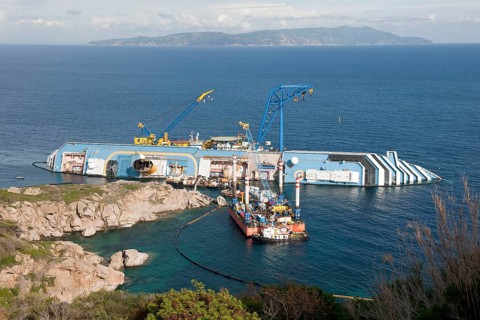 Salvage work on wrecked cruise ship