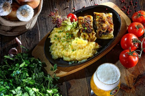 Maultaschen with potato salad and a pilsner