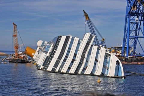 Salvage work on wrecked cruise ship
