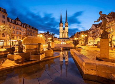 The Goebel Fountain at the Hallmarkt with the Market Church of Our Lady