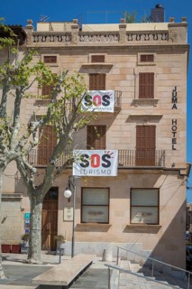 Closed hotel in Pollenca with banner SOS Turismo