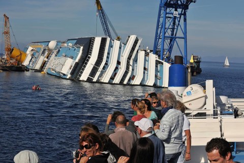 Salvage work on wrecked cruise ship