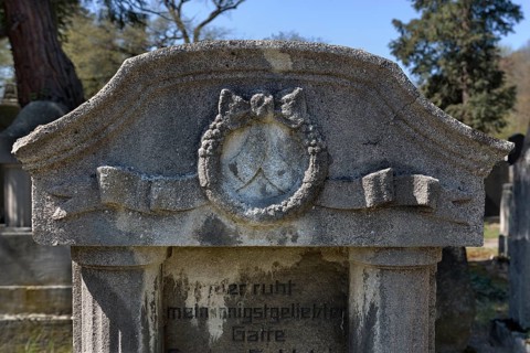 Relief of a wreath on a Jewish gravestone