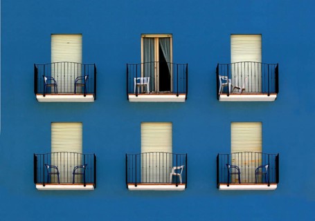 Fassade eines Gebaeudes mit sechs Balkonen