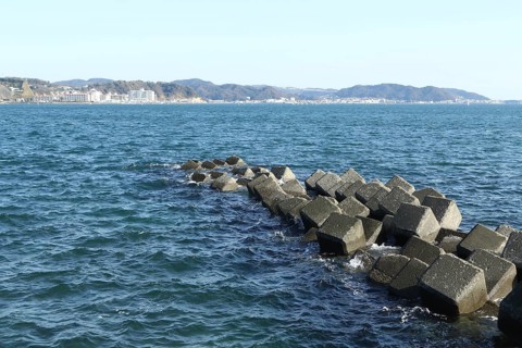 Betonwuerfel als Buhnen im Meer