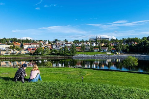 Couple sitting on the shores of the Nidelva