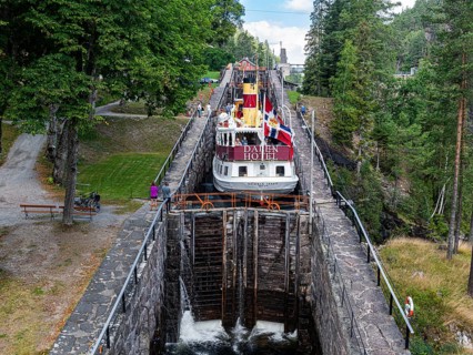 Tourist boat in the Vrangfoss locks