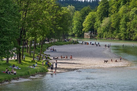 Isar bank with people and dogs