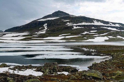 Mountain lake in the Aurland platteau