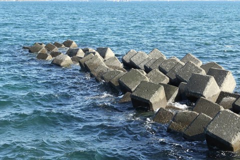 Betonwuerfel als Buhnen im Meer