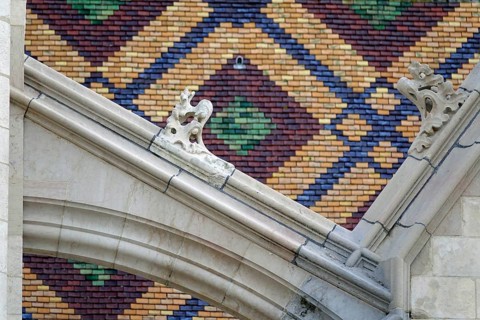 Roof covered with coloured shingles