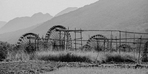 Irrigation of rice paddies with water wheels made of bamboo