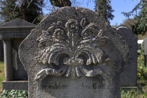 Relief with bouquet of flowers on a Jewish gravestone