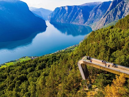 Vieing plattform Stegastein overlooking Aurlandsfjord
