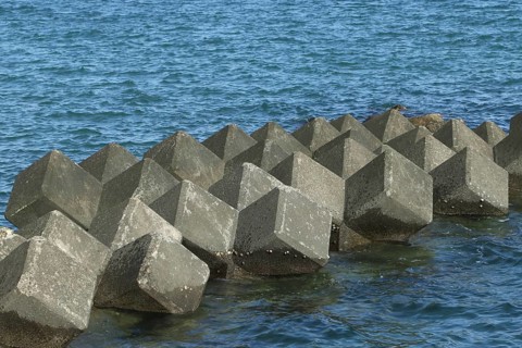 Betonwuerfel als Buhnen im Meer