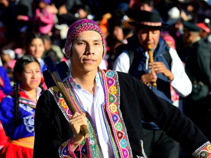 Portrait of an indigenous man in traditional traditional costume during a parade on the eve of Inti Raymi