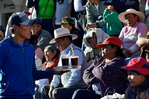 Drink vendors and spectators at the parade on the eve of Inti Raymi