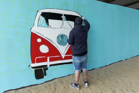Graffitimaler sprays VW bus