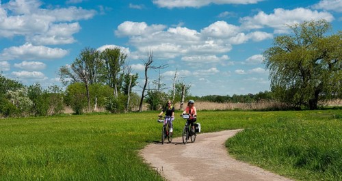 Girlfriends on a bike ride in the north of Berlin