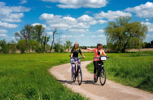 Girlfriends on a bike ride in the north of Berlin