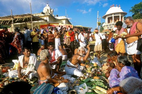 Rituale in Agni Tirtha waehrend des Thai Amavasa Day