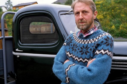 Man in Icelandic sweater in front of oldtimer