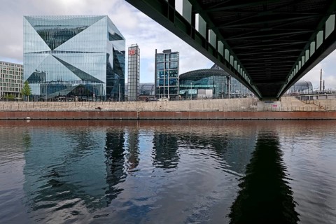 Gustav-Heinemann-Bridge in front of the main station with the Cube Berlin at Washingtonplatz