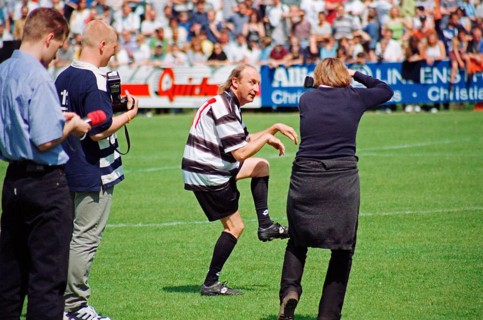 Comedian Otto Waalkes presents one of his gags