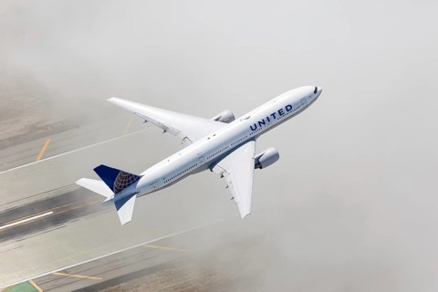A United Airlines Boeing 777-200 with the registration N775UA takes off from Los Angeles Airport